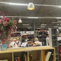 Vrijwilligers aan het werk achter de toonbank in de kringloopwinkel