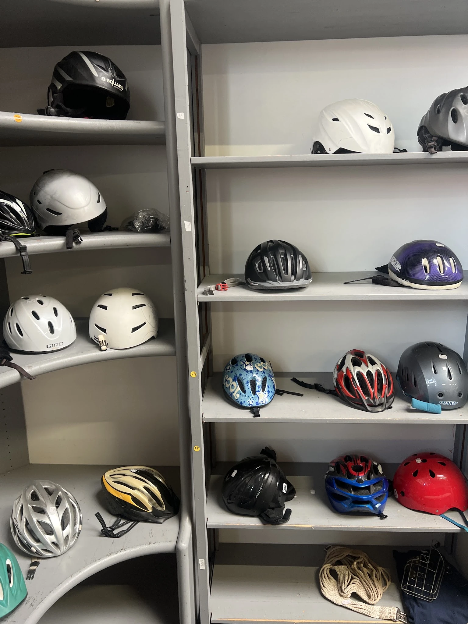 Twee open kasten met georganiseerd aanbod van fietsklemmen in verschillende kleuren en maten