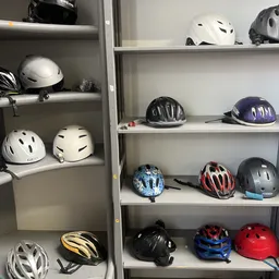 Twee open kasten met georganiseerd aanbod van fietsklemmen in verschillende kleuren en maten