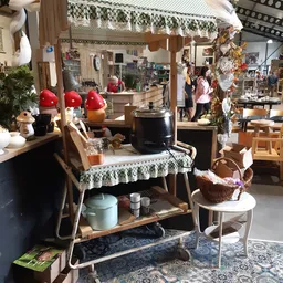 Winkelvloer met houten meubels, decoraties en huishoudartikelen uitgestald