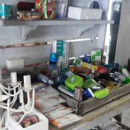 Stellage met verschillende doos- en plastic verpakkingen, spullen en huishoudartikelen, rommelig opgestapeld