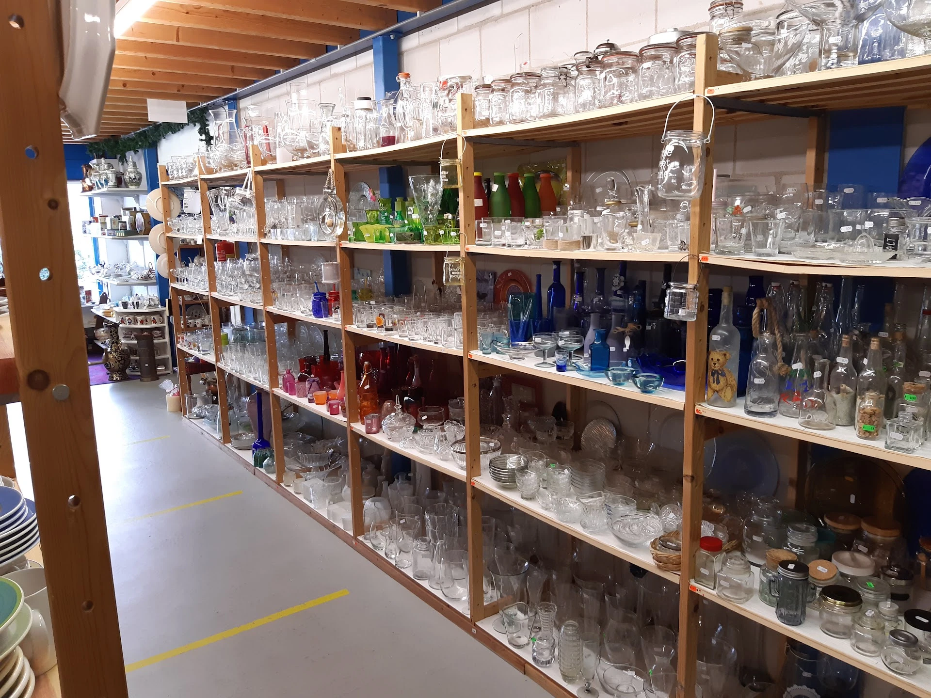 Kringloopwinkel Dorcas Winkel Bergambacht in Bergambacht met tweedehands babykleding, boeken en huishoudelijke apparaten