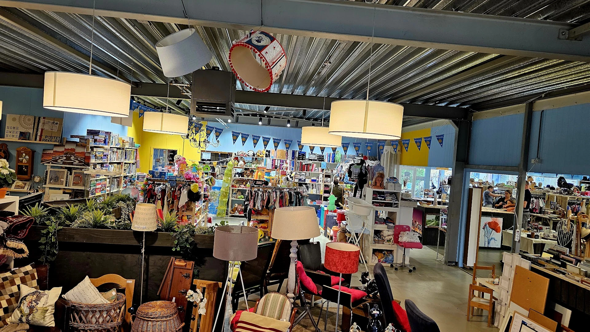 Kringloopwinkel Dorcas Winkel Groot-Ammers in Groot-Ammers met tweedehands boeken, huishoudelijke artikelen en kleding