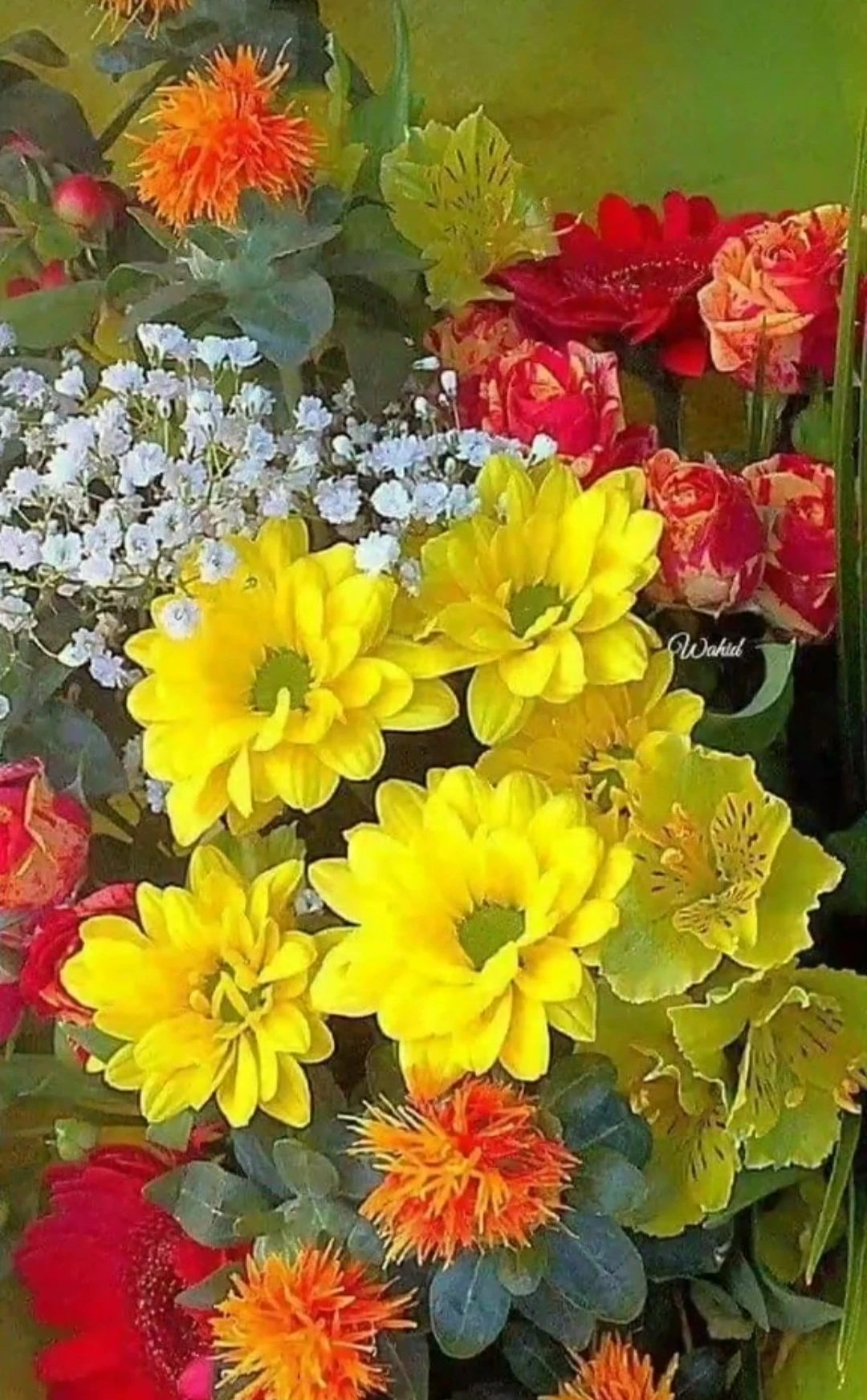 Uitgestalde snijbloemen in verschillende kleuren: gele dahlia's, witte en blauwe bloemen, en rode rozen