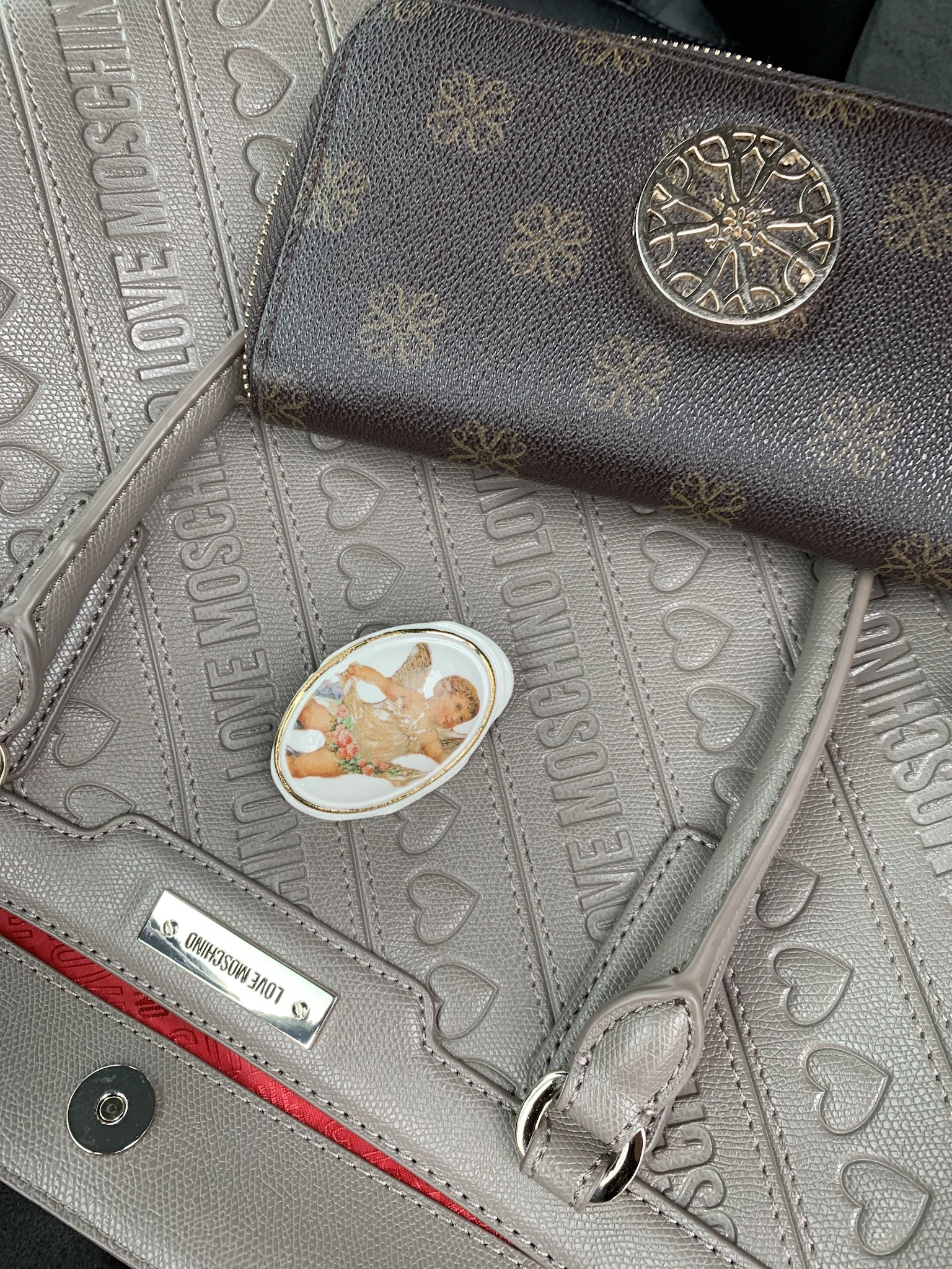 Close-up van een decoratief bordje met afbeelding van een kreeft op tweedehands tassen