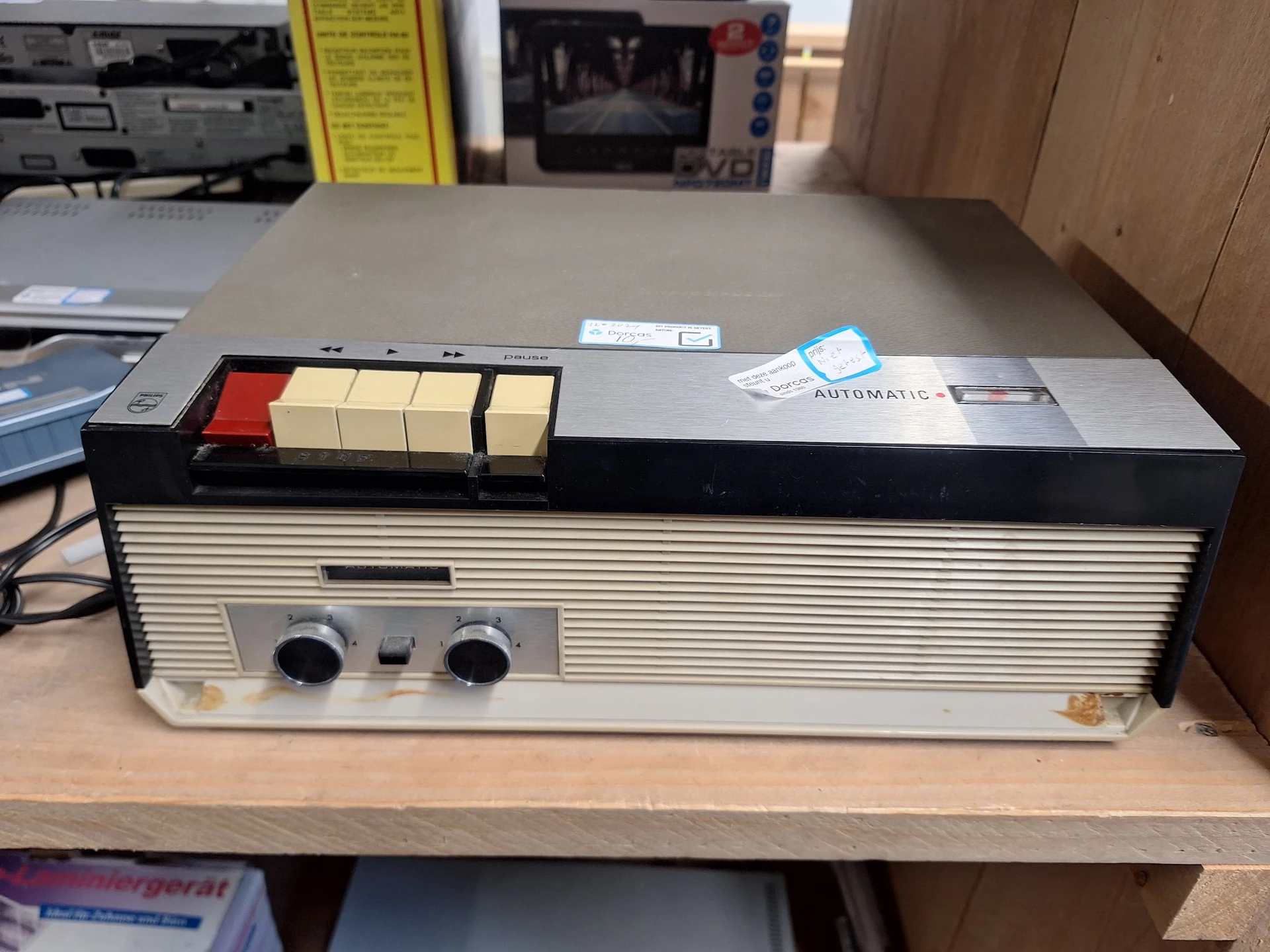 Vintage elektrische orgel of keyboard met rode en beige toetsen op tafel