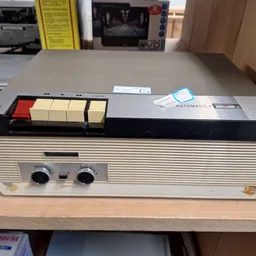 Vintage elektrische orgel of keyboard met rode en beige toetsen op tafel