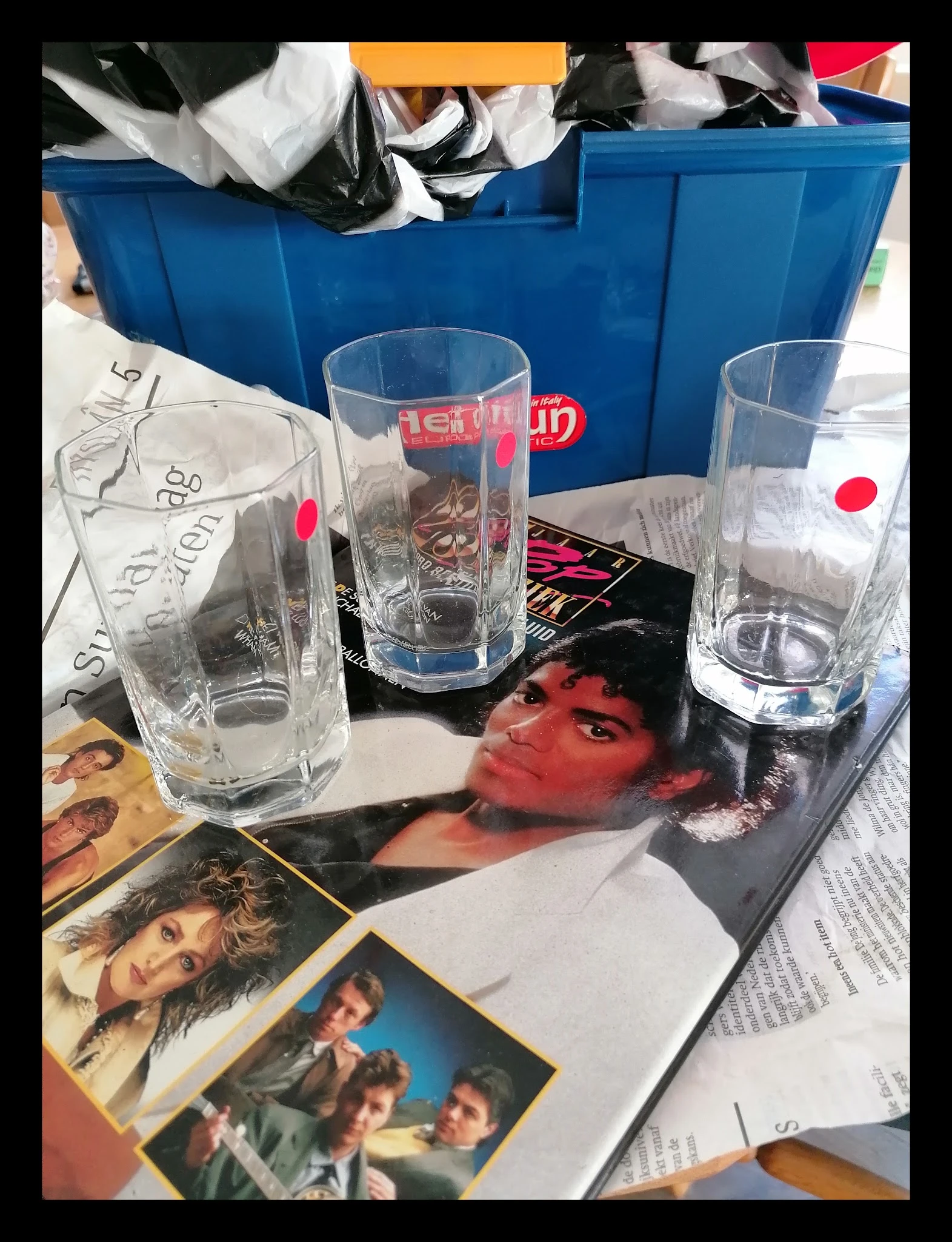 Glazen water op een tafel met afbeeldingen en rood tafeldecor