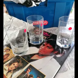 Glazen water op een tafel met afbeeldingen en rood tafeldecor