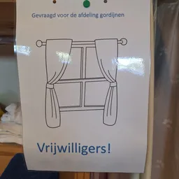 Schets van raam met gordijnen en tekst 'Vrijwilligers!'