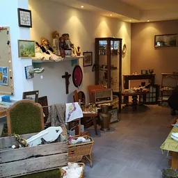 Winkelvloer van kringloopwinkel met diverse meubels, spullen en artikelen uitgestald