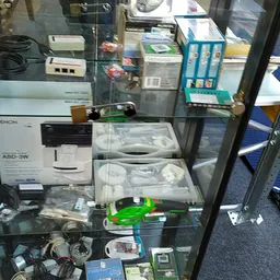 Vitrinekasten met elektronische apparaten, onderdelen en accessoires op display