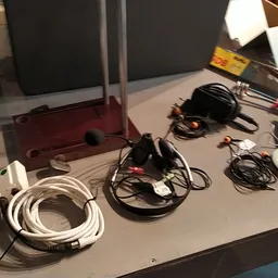 Diverse elektrische kabels, snoeren en computeraccessoires uitgestald op een tafel