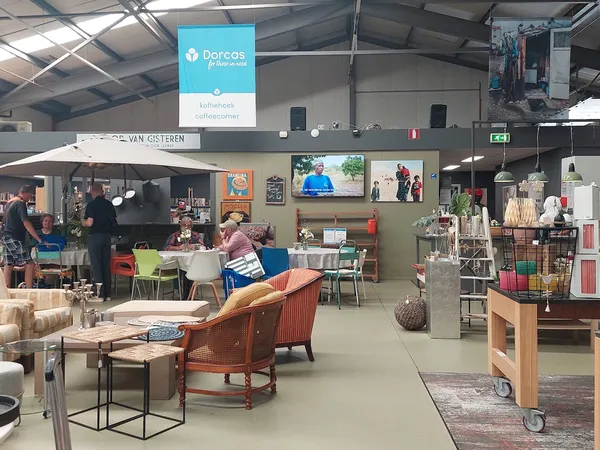 Winkelvloer met meubels, decoratie en huishoudartikelen in een open lay-out met hoge plafonds