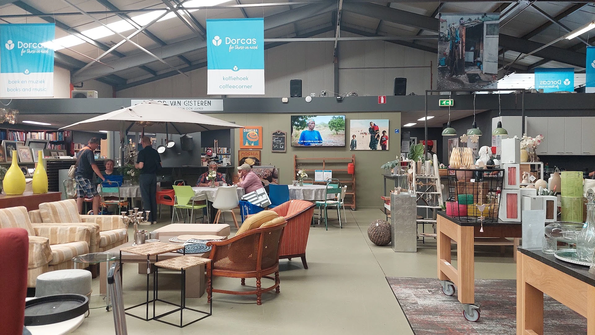 Kringloopwinkel Dorcas winkel KRV in Katwijk aan Zee met tweedehands boeken, huis- en inrichting en huishoudelijke apparaten