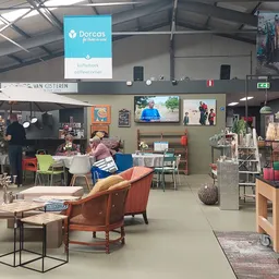 Winkelvloer met meubels, decoratie en huishoudartikelen in een open lay-out met hoge plafonds