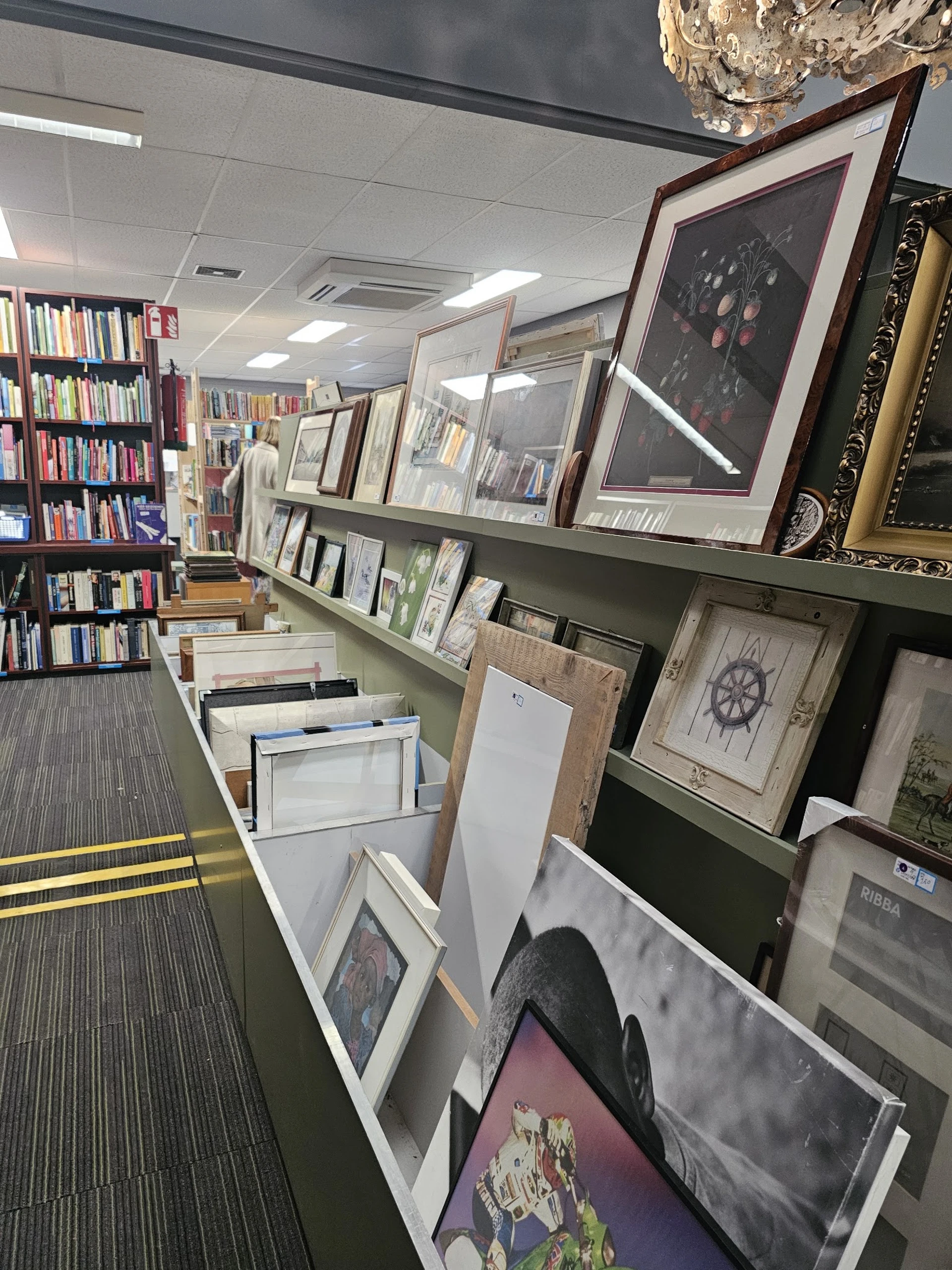 Bezoeker foto van Kringloopwinkel Dorcas winkel KRV in Katwijk aan Zee