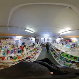 360-graden panoramafoto van het interieur van een kringloopwinkel met stellingen vol spullen