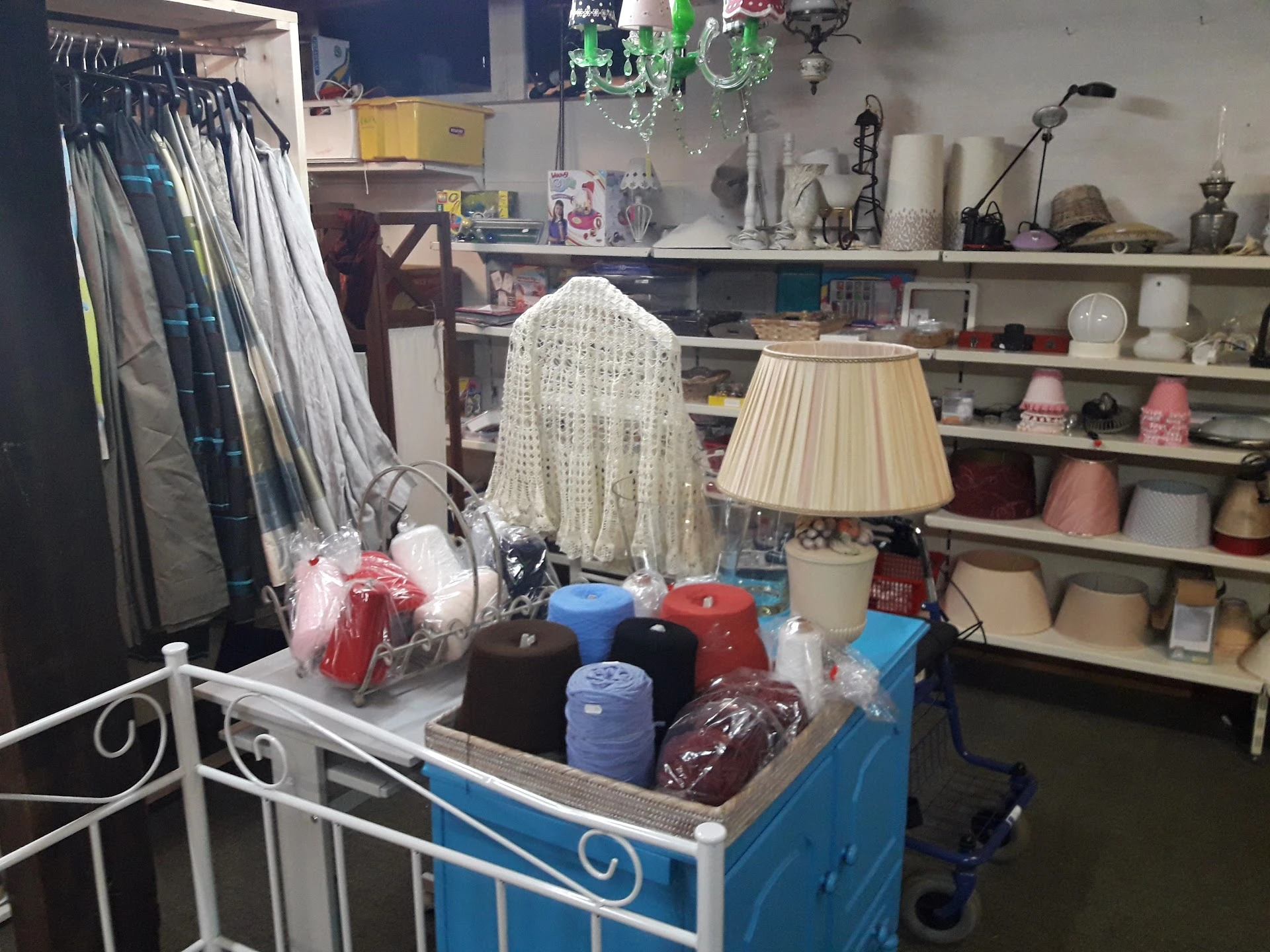 Kringloopwinkel Dorcas Winkel Scherpenzeel in Woudenberg met tweedehands boeken, gereedschappen en huis- en inrichting