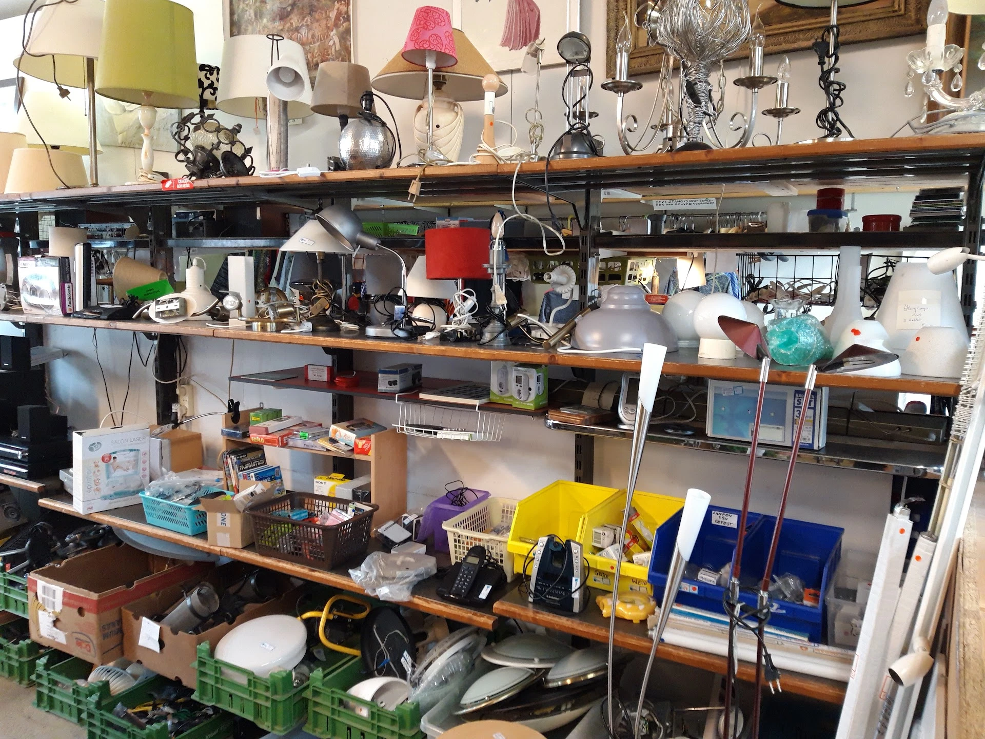 Kringloopwinkel Dorcas Winkel Terneuzen in Terneuzen met tweedehands boeken, huis- en inrichting en kleding