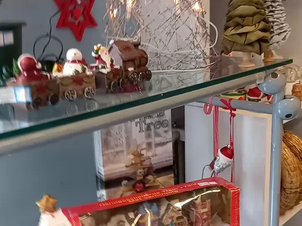 Glazen plank met kerstdecoraties en ornamenten uitgestald