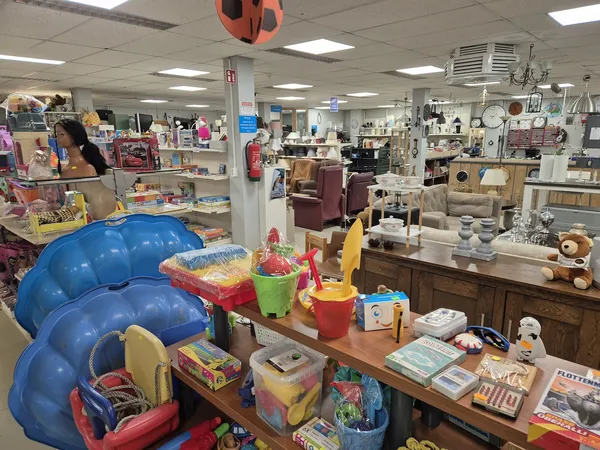 Winkelvloer met speelgoed, kinderspullen en meubels in een kringloopwinkel