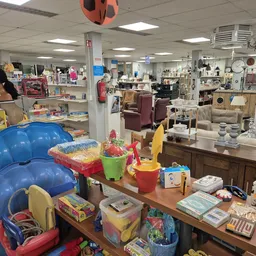 Winkelvloer met speelgoed, kinderspullen en meubels in een kringloopwinkel
