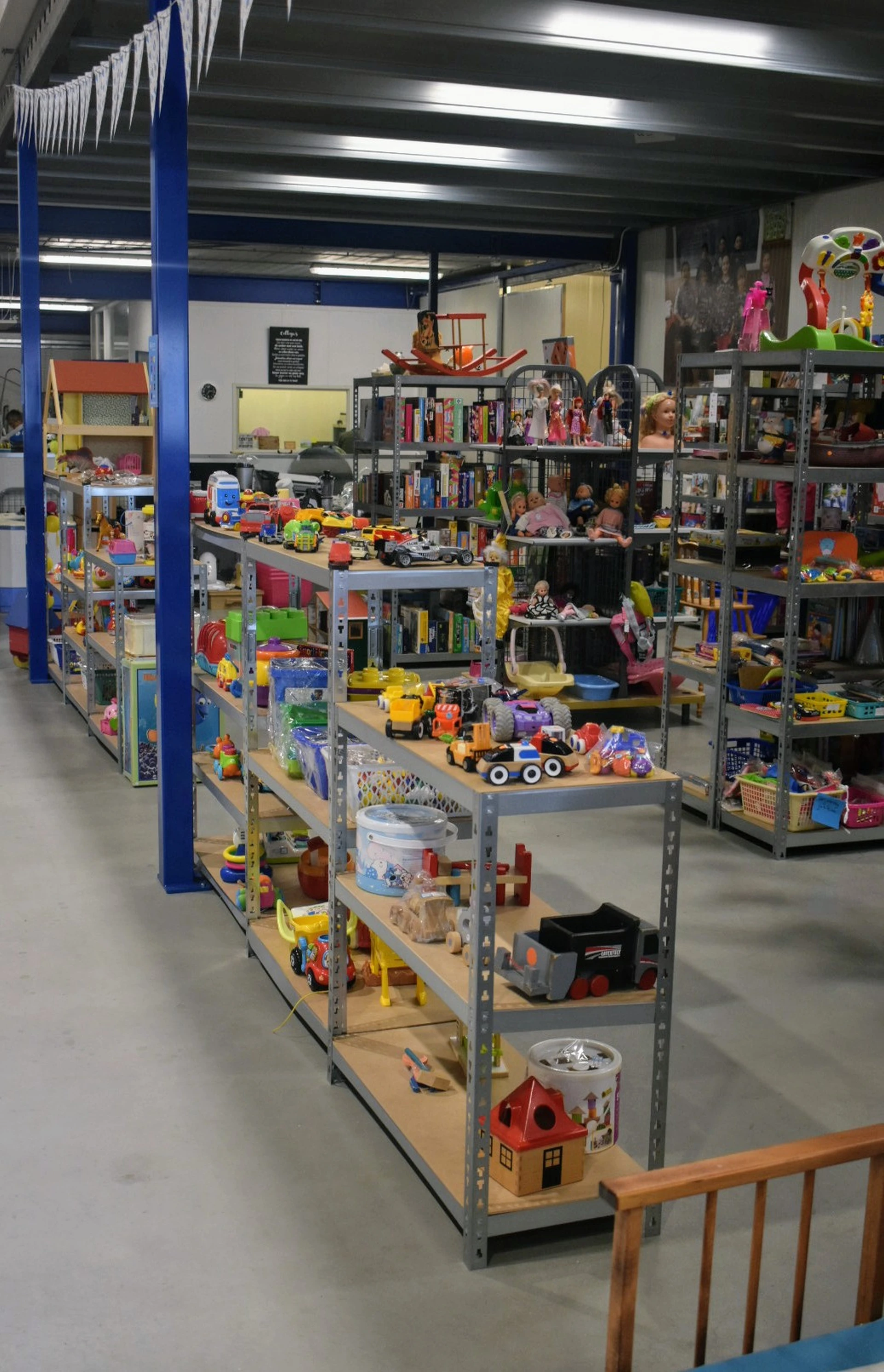 Kringloopwinkel Dorcas Winkel Winsum in Winsum met tweedehands antieke meubels, boeken en huis- en inrichting