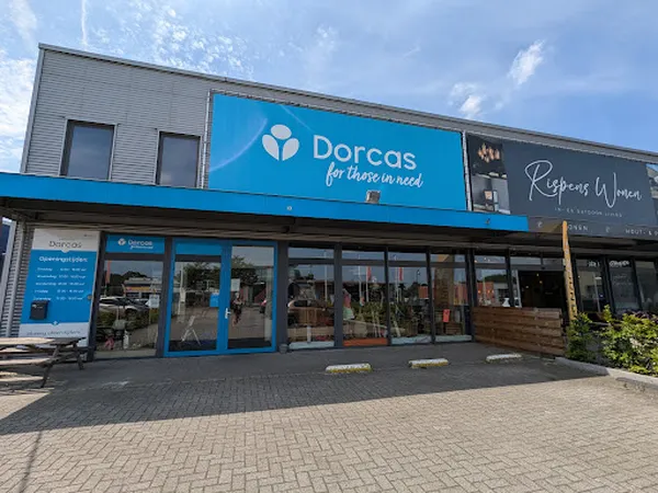 Voorgevel van kringloopwinkel Dorcas met blauwe uithangbord en grote ramen aan Het Aanleg in Winsum