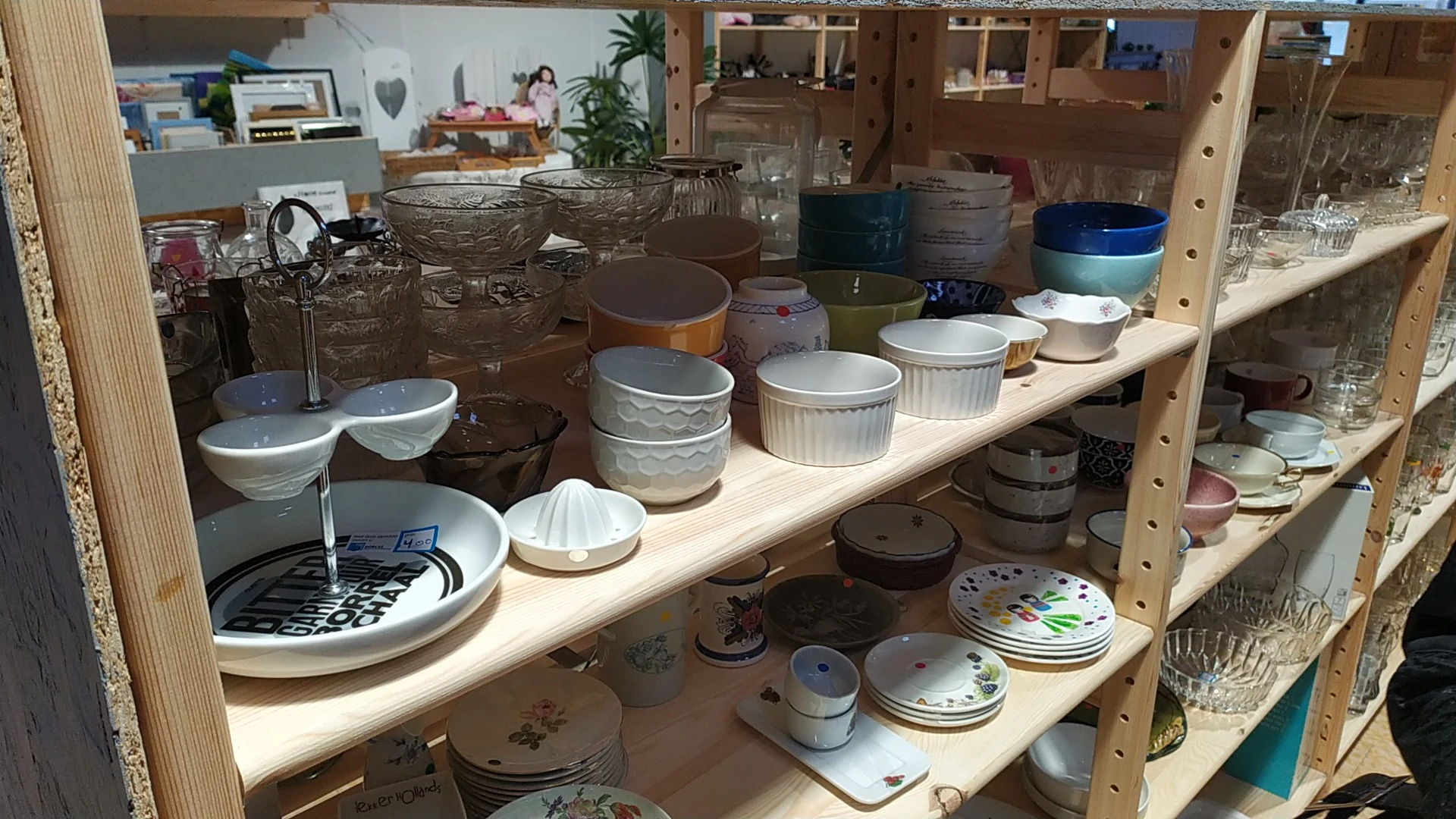 Dorcas winkel Zaandam in Zaandam met tweedehands meubels en kleding