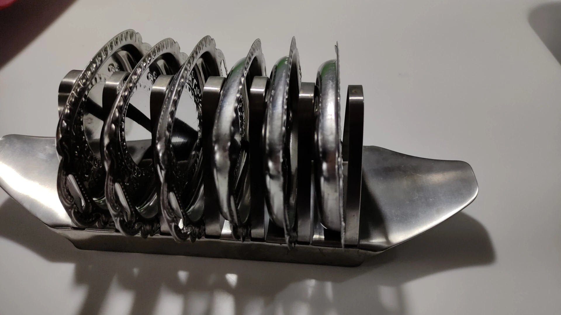 Close-up van een set metalen zaagbladen op een zwarte houder