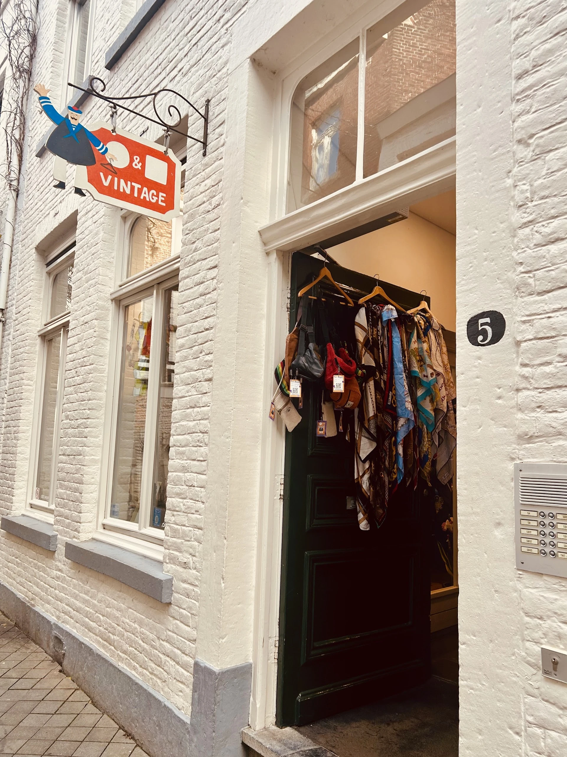 Kringloopwinkel Dotnsquare vintage in Maastricht