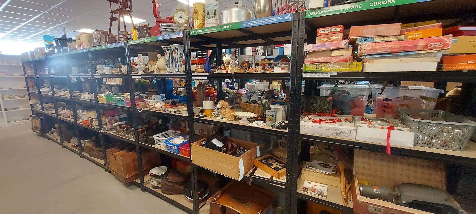 Kringloopwinkel Dromehof in Zwaag met tweedehands boeken, gereedschappen en huis- en inrichting