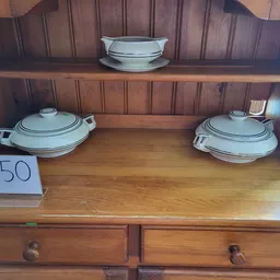 Houten servieskast met vier witte serviesgoed schaaltjes met deksel, prijskaartje €47,50