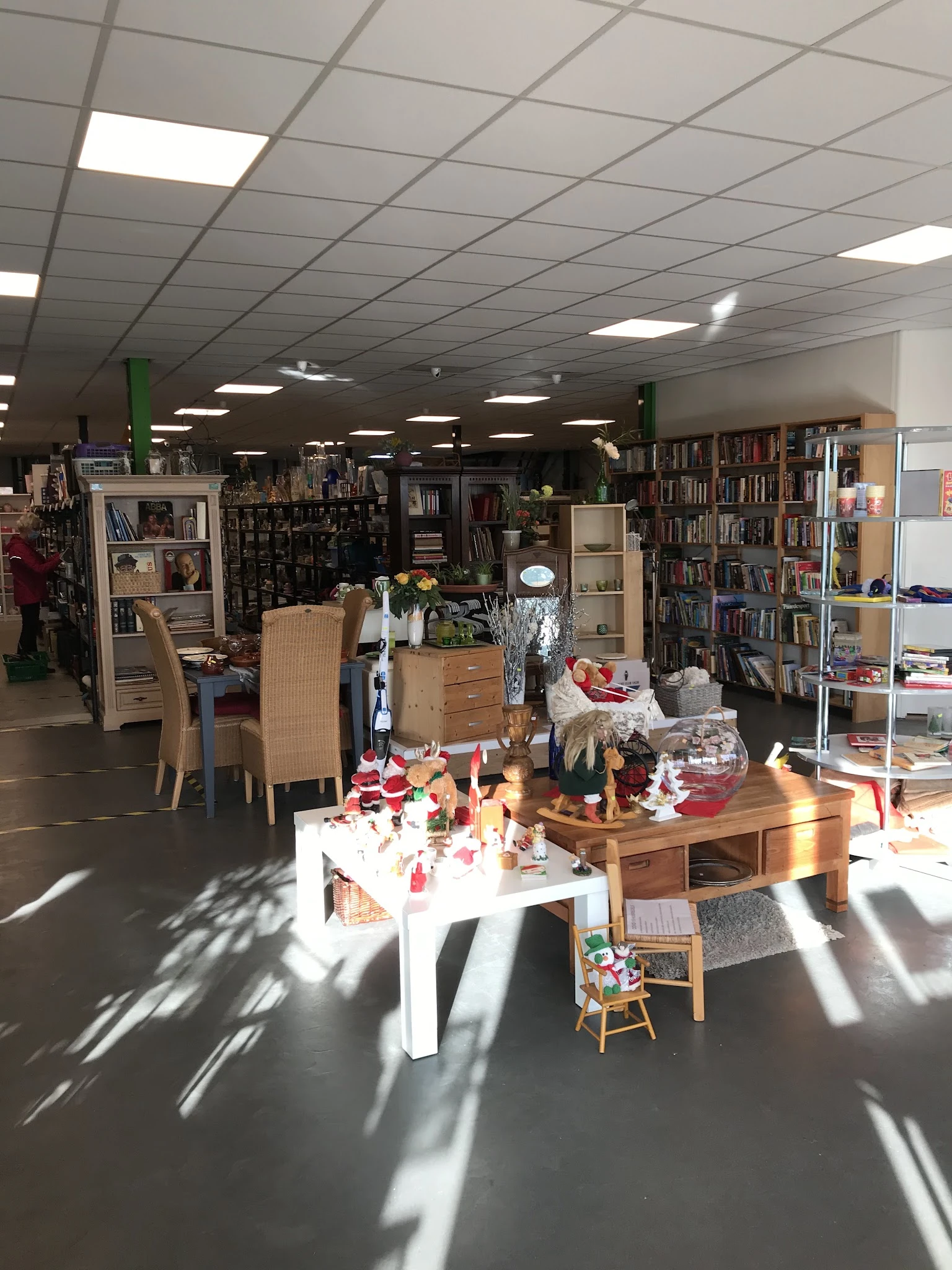 Winkelvloer met boekenkasten, meubels en huishoudelijke artikelen op het assortiment