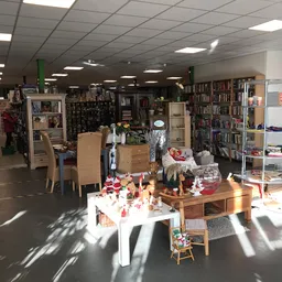 Winkelvloer met boekenkasten, meubels en huishoudelijke artikelen op het assortiment