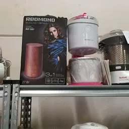 Rekken met diverse huishoudelijke artikelen waaronder een REDMOND-ketel en Tefal-apparaten