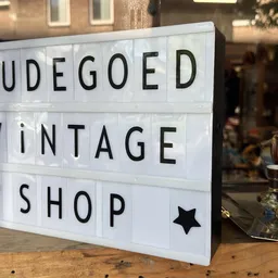 Lightbox met tekst 'DUDEGOED VINTAGE SHOP' en decoratieve ster