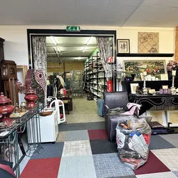 Winkelinterieur met display- en verkoopmeubels, diverse spullen en artikelen uitgestald.