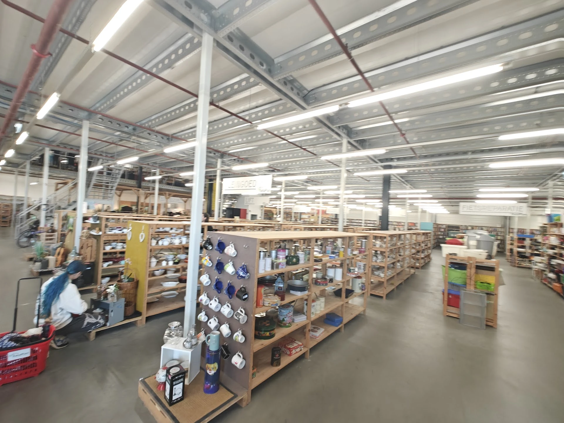 Dude Goed Kringloop Winkel Leyweg in Den Haag met tweedehands elektronica, huisdecoratie en kasten