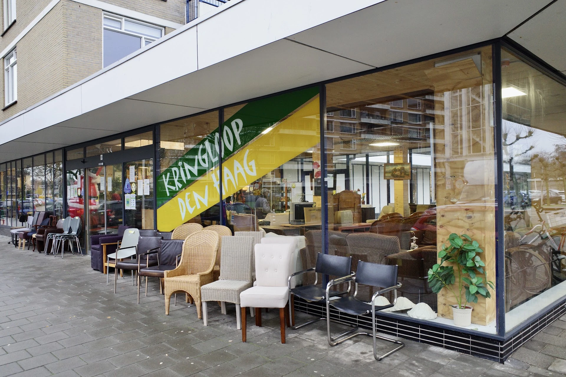 Dude Goed Kringloop Winkel Leyweg in Den Haag met tweedehands elektronica, huisdecoratie en kasten