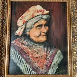 Schilderij van een oudere vrouw met grijze haren, roze en rood geborduurde muts en rode kraag in gouden lijst