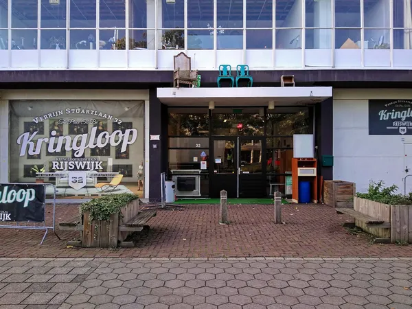 Gevel van Kringloop Rijswijk met ramen, ingang en winkelnaam op het pand