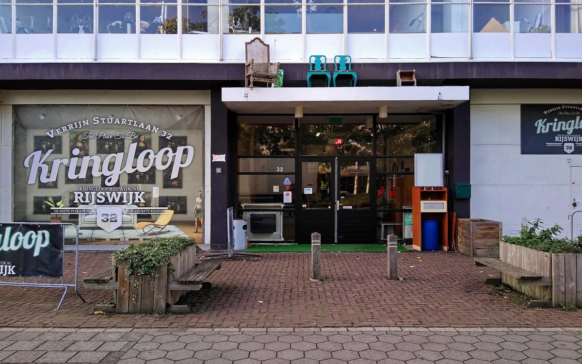 Gevel van Kringloop Rijswijk met ramen, ingang en winkelnaam op het pand