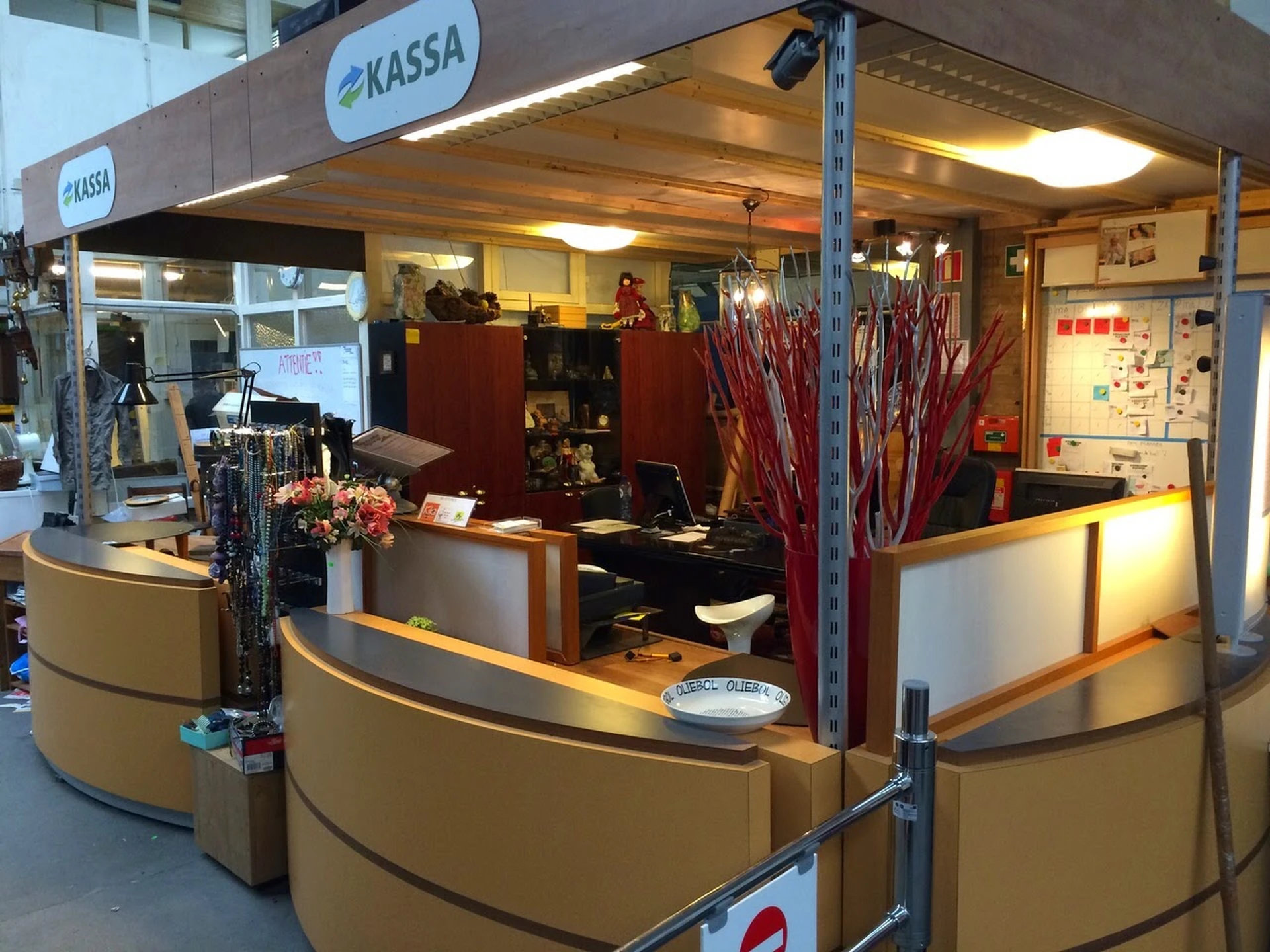 Dude Goed Kringloop Winkel Rijswijk in Rijswijk met tweedehands bedden, boeken en huis- en inrichting