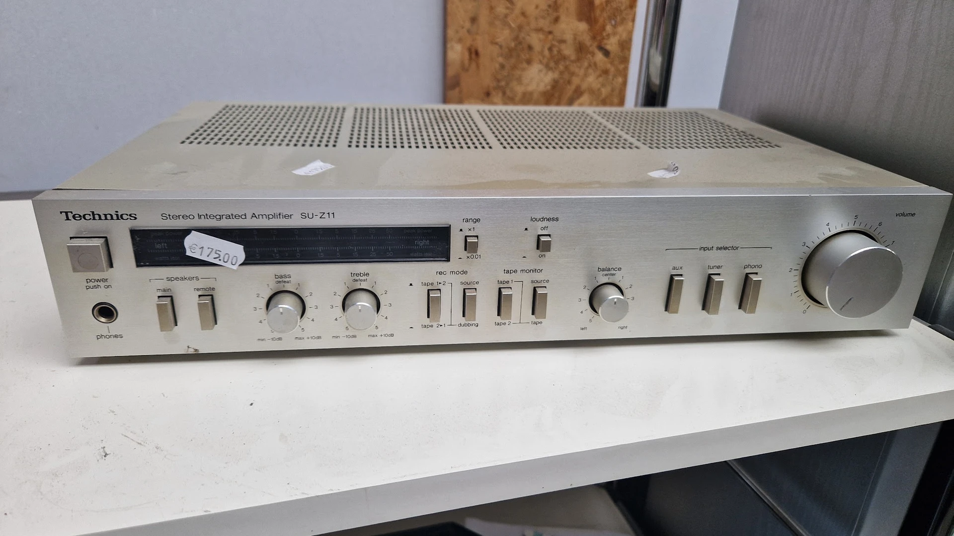 Vintage stereo geïntegreerde versterker SU-211 van JCS op een tafel