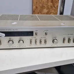 Vintage stereo geïntegreerde versterker SU-211 van JCS op een tafel