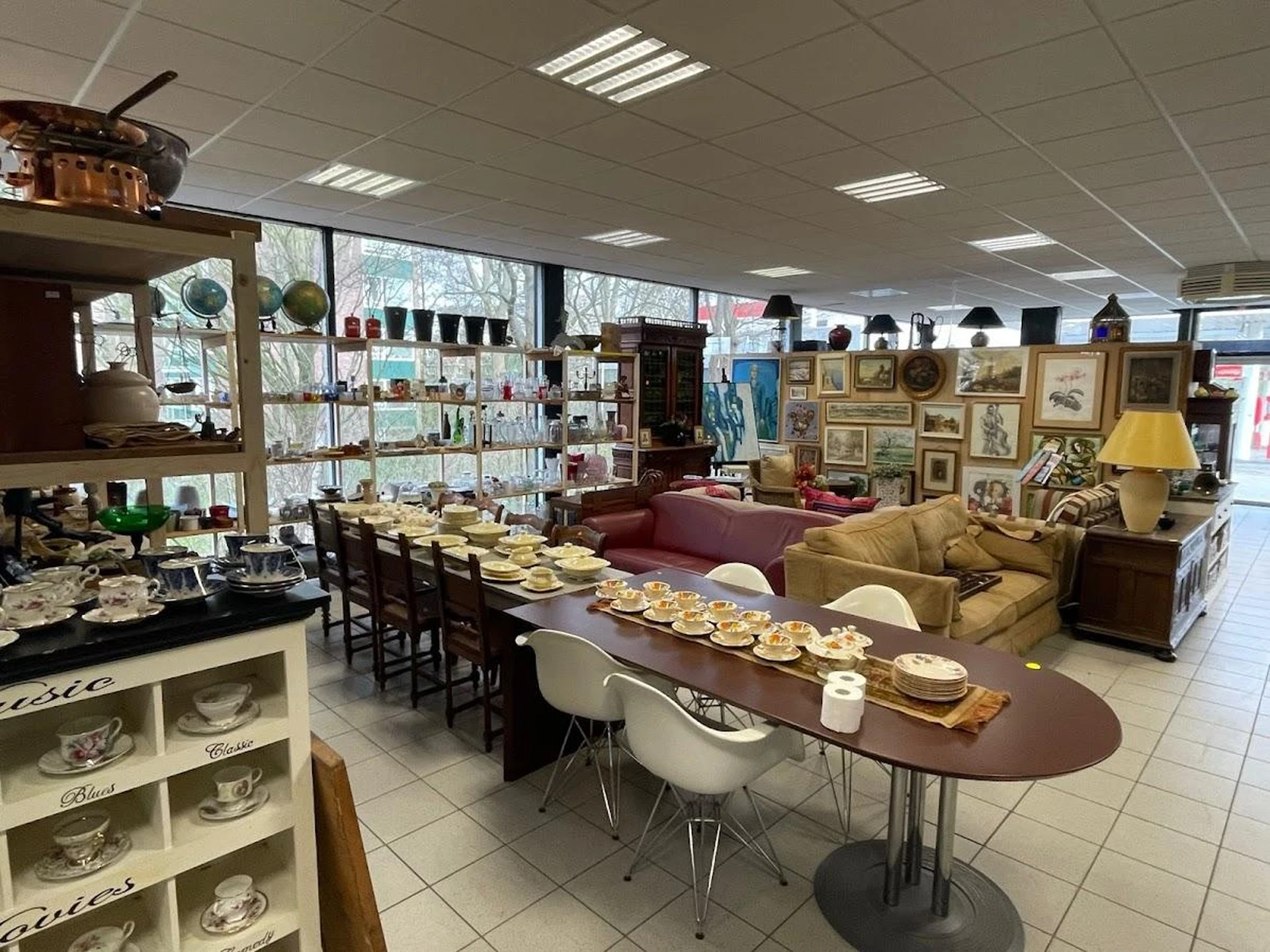 ECO Kringloopwinkel in Amstelveen met tweedehands bedden, kleding en tweedehandsspullen