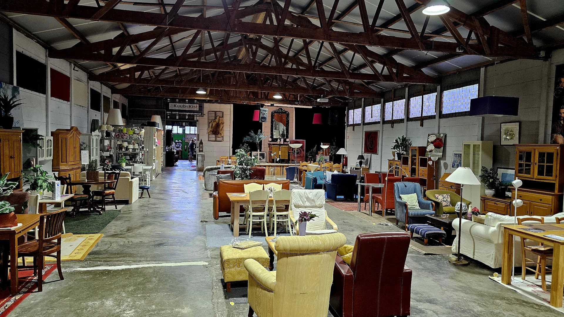 Ecologisch Kringloopcentrum De KuubsKist in Lemmer met tweedehands boeken, jassen en kleding