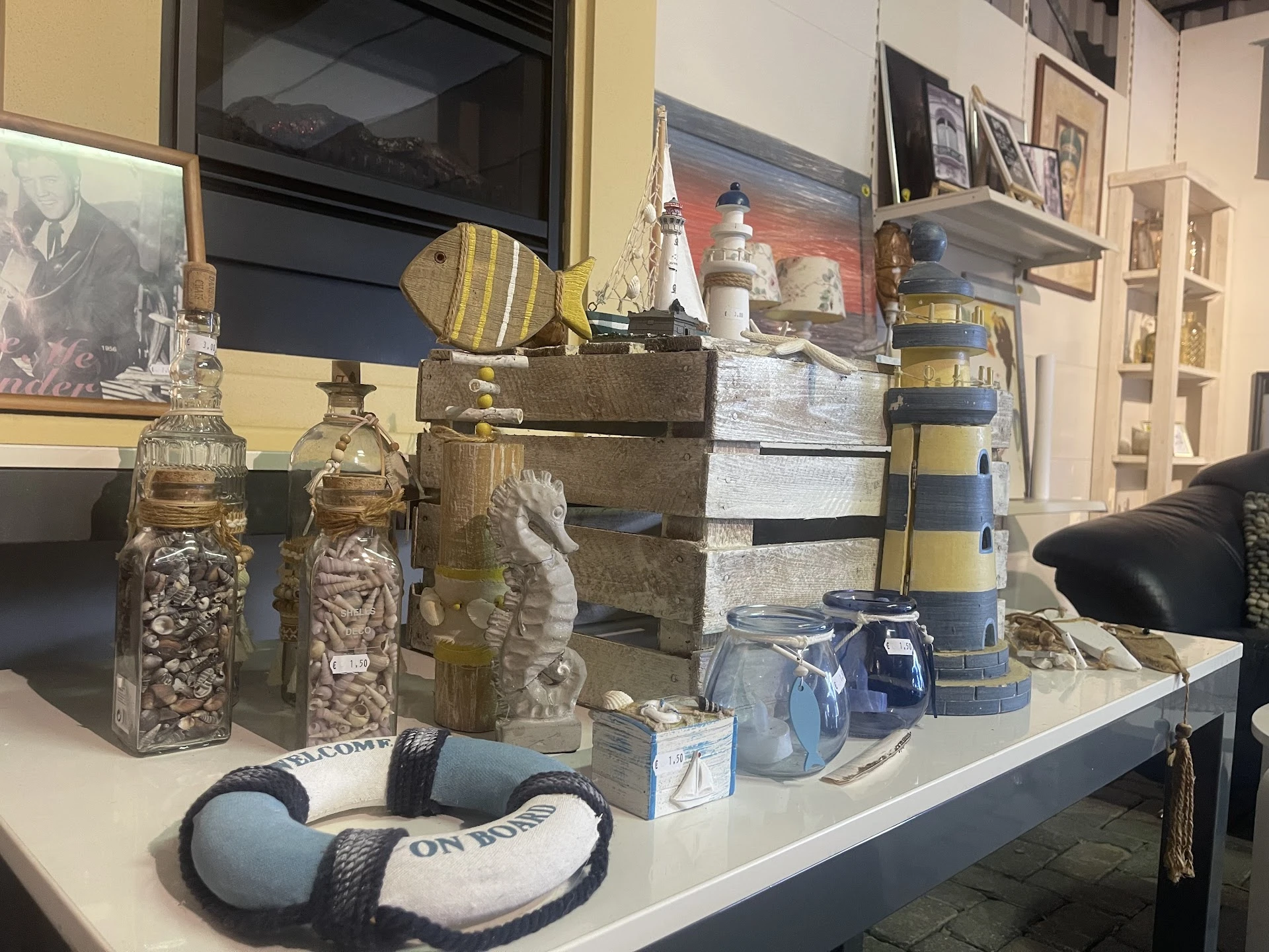 Eem Struunn in Groningen met tweedehands meubels en kleding